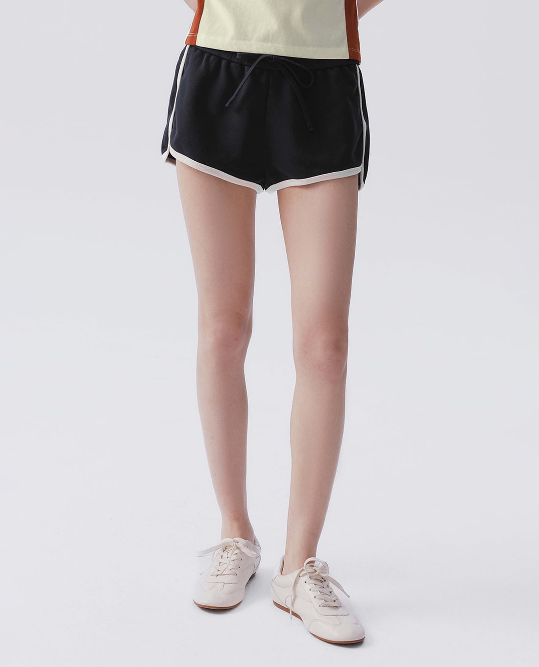 URBAN REVIVO - Quần short ngắn nữ thể thao phối viền