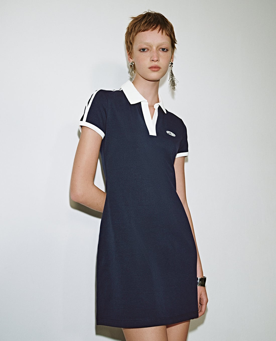 URBAN REVIVO - Đầm polo mini tay ngắn phối viền