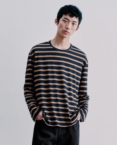  URBAN REVIVO - Áo thun nam cổ tròn tay dài kẻ sọc 