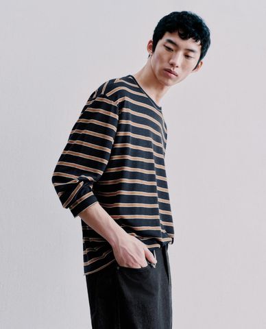  URBAN REVIVO - Áo thun nam cổ tròn tay dài kẻ sọc 