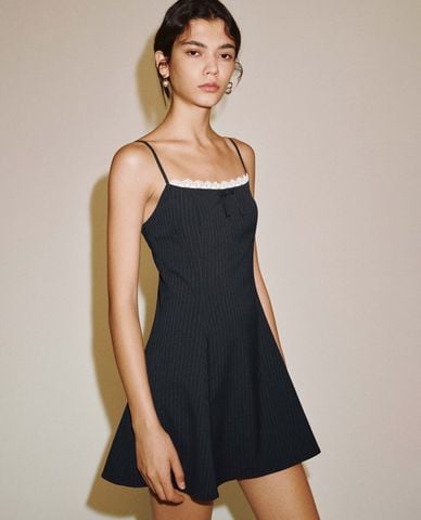  URBAN REVIVO - Đầm hai dây mini xếp li cổ ren kẻ sọc 