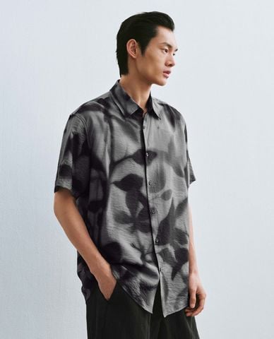  URBAN REVIVO - Áo sơ mi nam cổ bẻ tay ngắn in họa tiết 