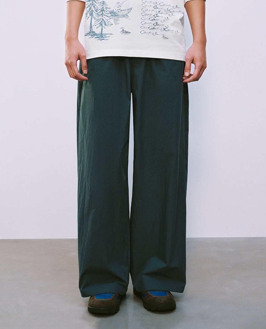 URBAN REVIVO - Quần nam ống rộng lưng thun phối dây rút