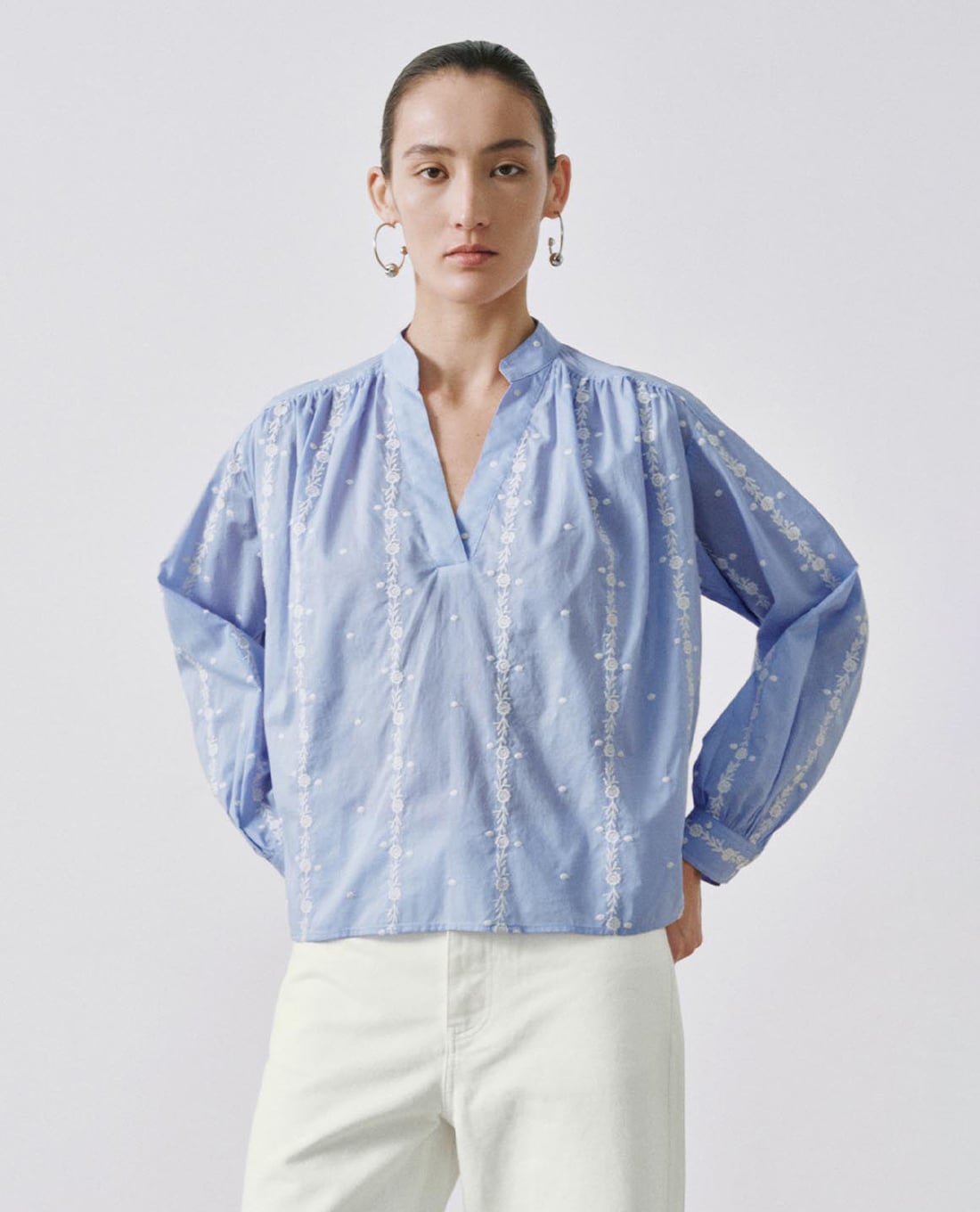 URBAN REVIVO - Áo kiểu nữ cổ V tay dài thêu hoa