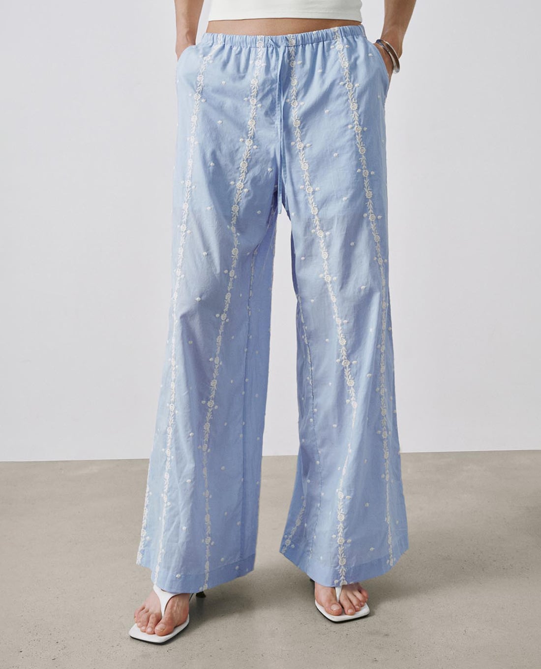 URBAN REVIVO - Quần nữ ống rộng phối dây rút thêu hoa