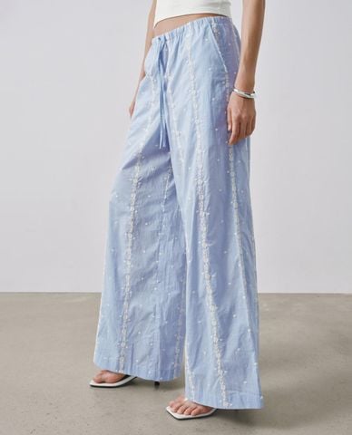  URBAN REVIVO - Quần nữ ống rộng phối dây rút thêu hoa 