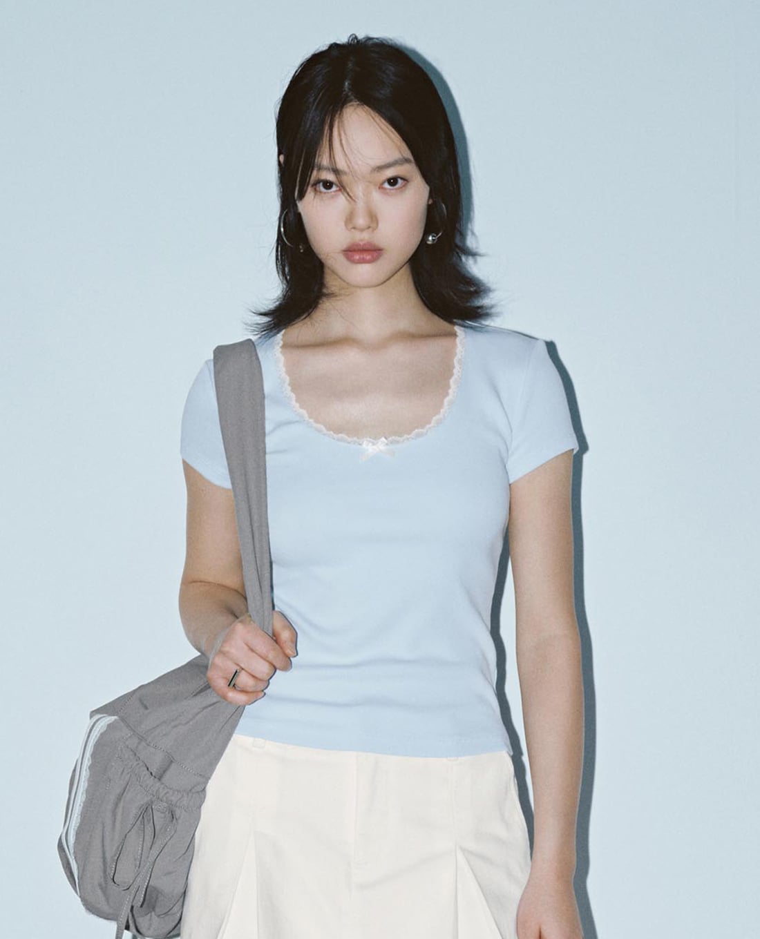 URBAN REVIVO - Áo thun nữ cổ tròn viền bèo đính nơ