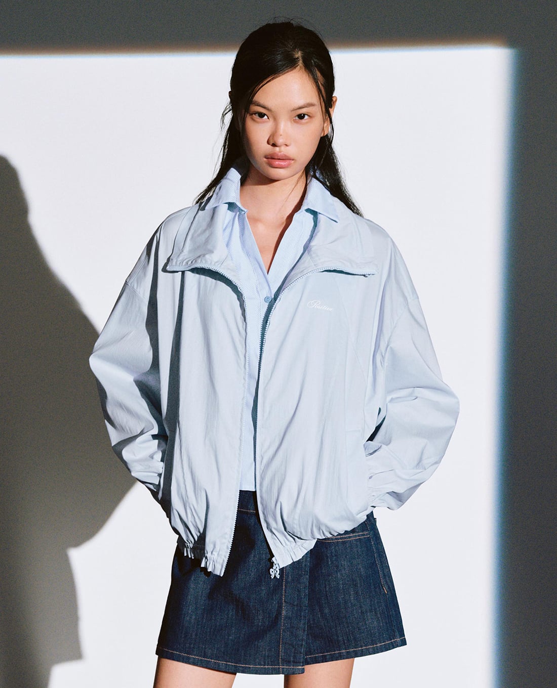 URBAN REVIVO - Áo khoác gió nữ cổ cao tay dài phối khóa zip