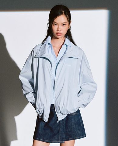  URBAN REVIVO - Áo khoác gió nữ cổ cao tay dài phối khóa zip 