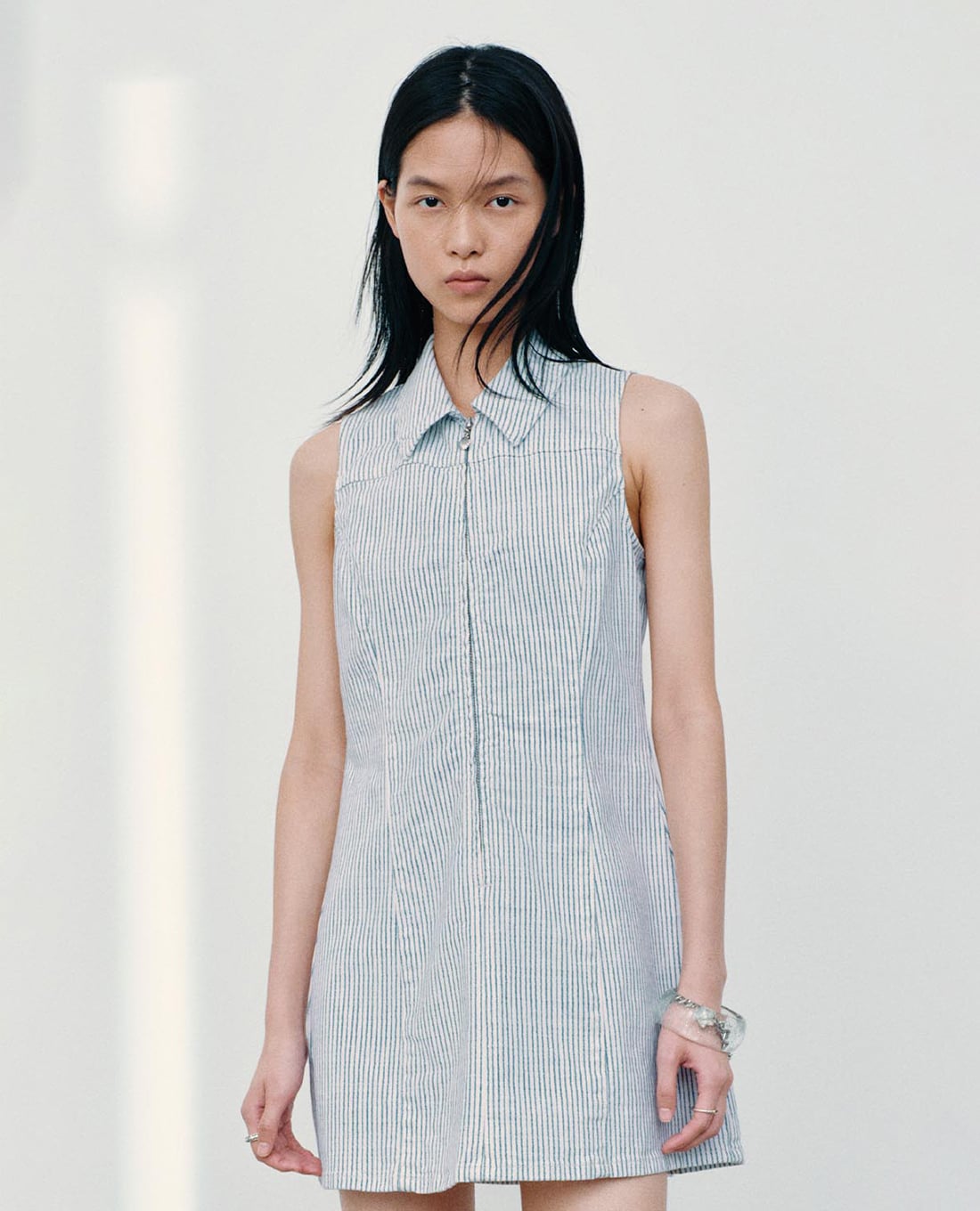 URBAN REVIVO - Đầm denim mini sát nách cổ bẻ kẻ sọc