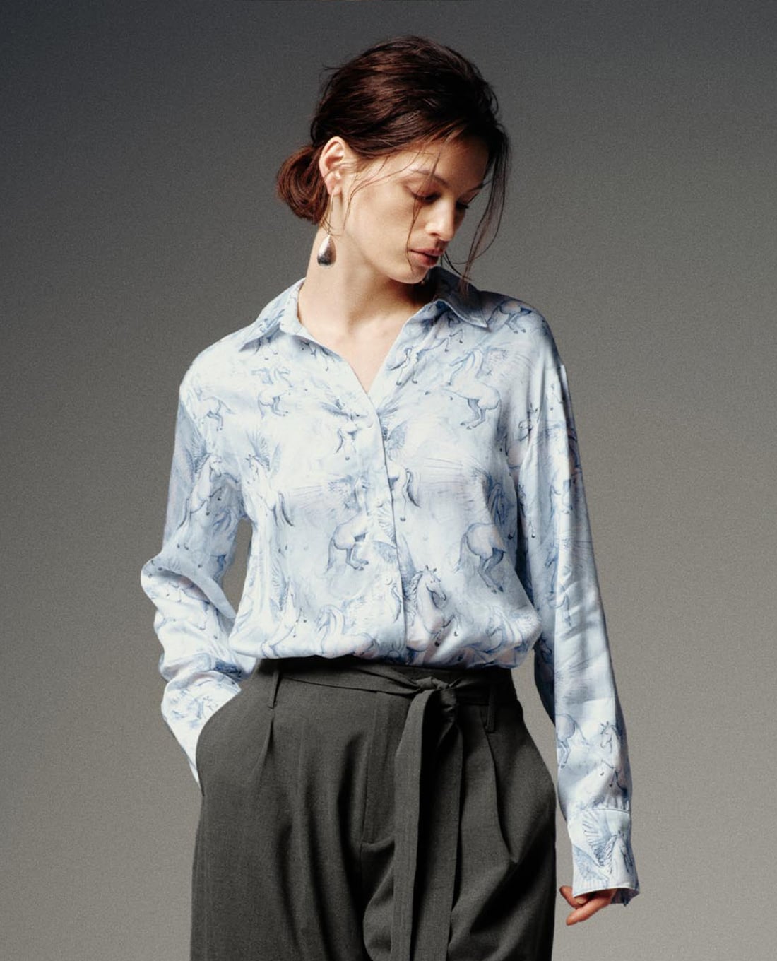 URBAN REVIVO - Áo sơ mi nữ cổ bẻ tay dài in họa tiết