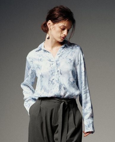  URBAN REVIVO - Áo sơ mi nữ cổ bẻ tay dài in họa tiết 