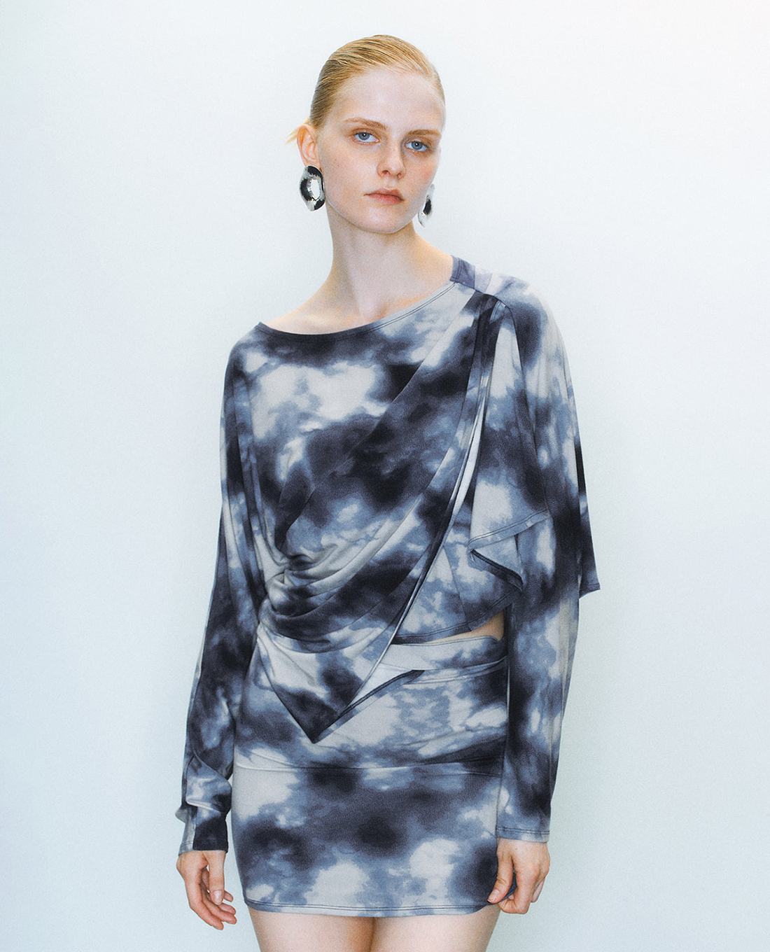 URBAN REVIVO - Đầm mini tay dài xếp nếp họa tiết tie dye