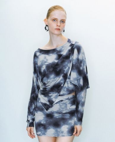  URBAN REVIVO - Đầm mini tay dài xếp nếp họa tiết tie dye 