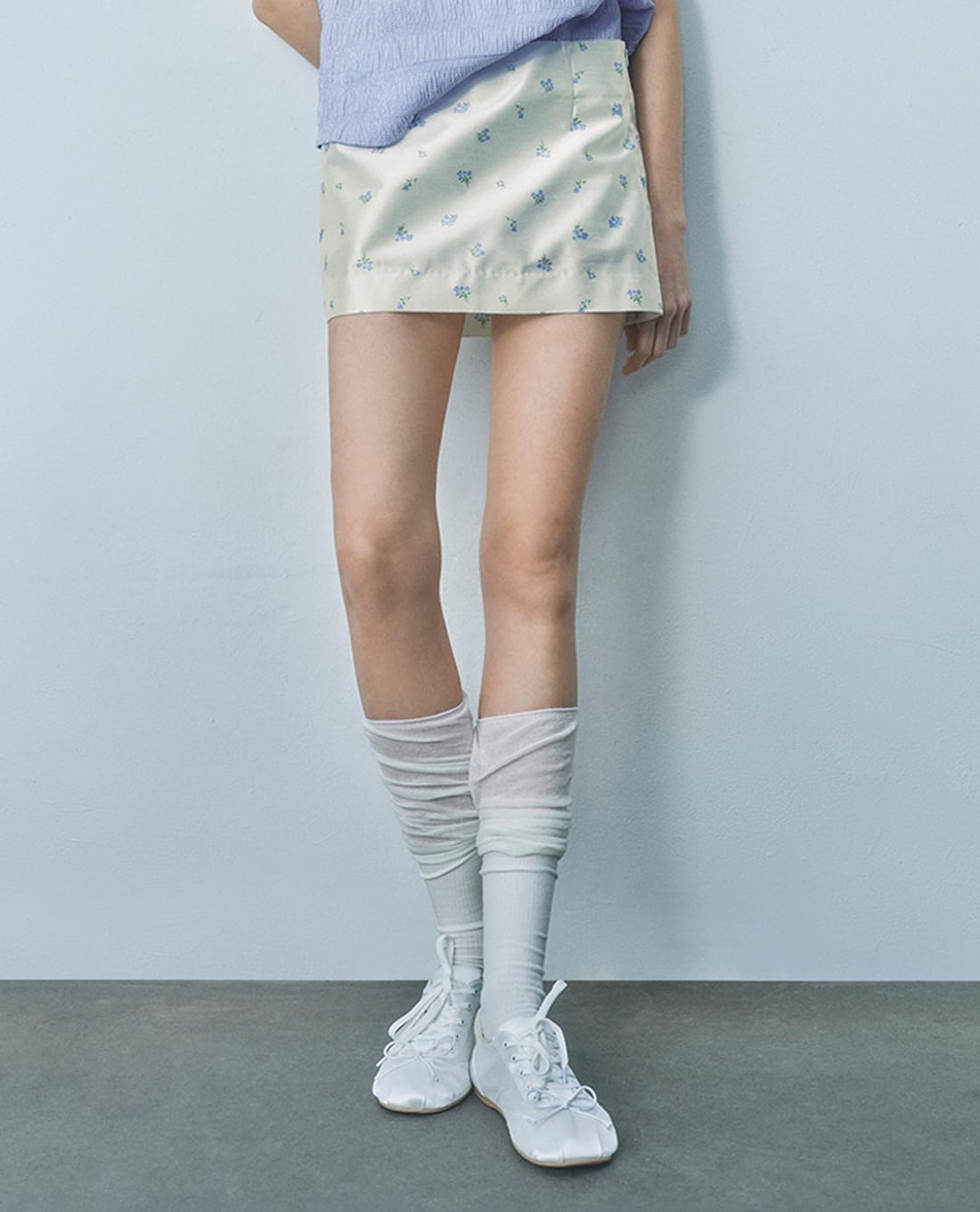 URBAN REVIVO - Chân váy chữ A mini họa tiết hoa nhí