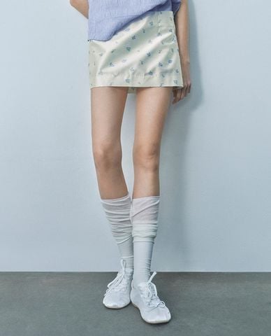  URBAN REVIVO - Chân váy chữ A mini họa tiết hoa nhí 