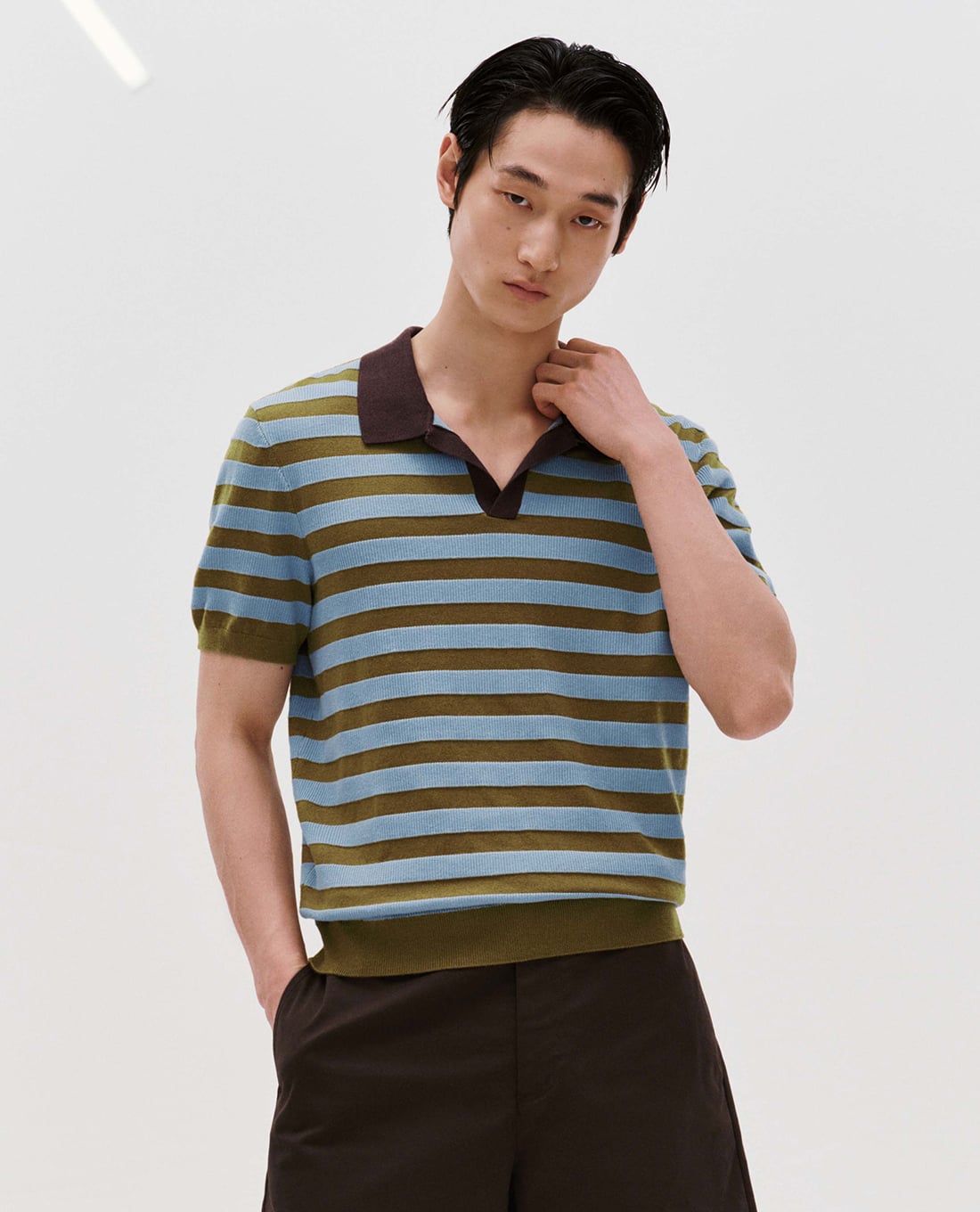 URBAN REVIVO - Áo dệt kim nam cổ V tay ngắn kẻ sọc
