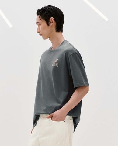  URBAN REVIVO - Áo thun nam cổ tròn tay ngắn thêu họa tiết 