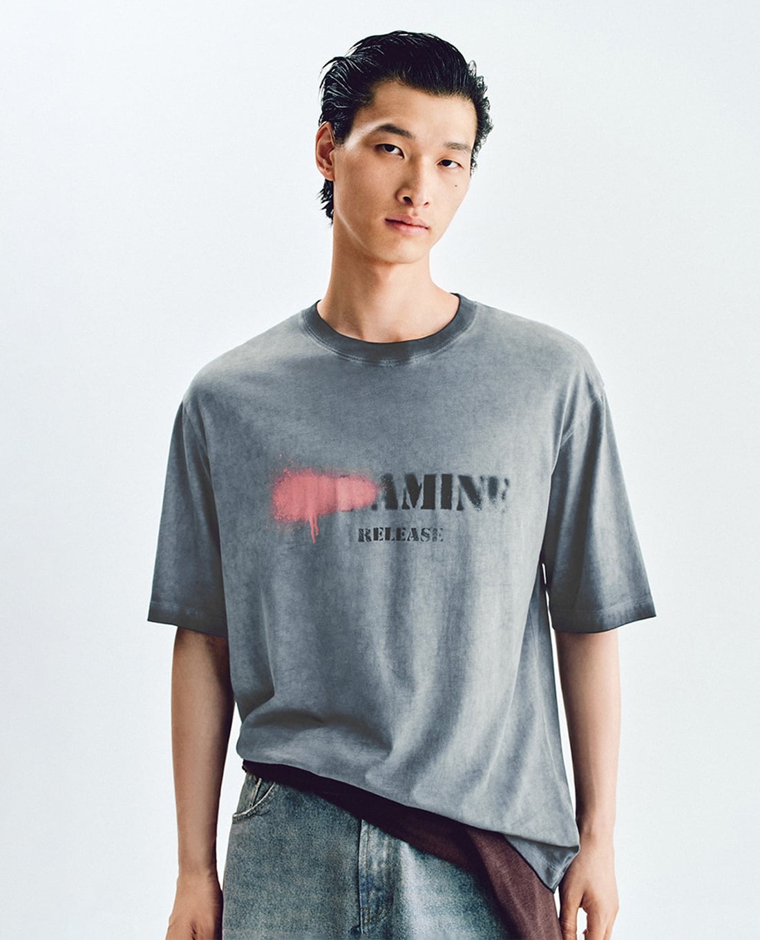 URBAN REVIVO - Áo thun nam cổ tròn tay ngắn in chữ