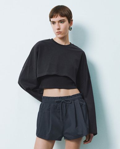  URBAN REVIVO - Áo croptop nữ cổ tròn tay dài phom rộng 