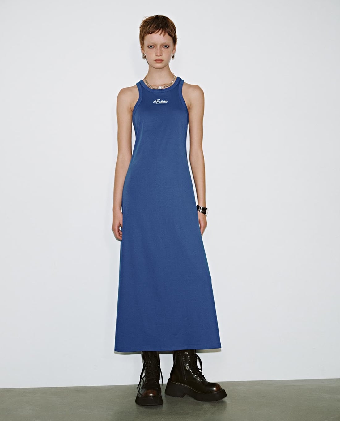 URBAN REVIVO - Đầm sát nách midi cổ tròn in chữ