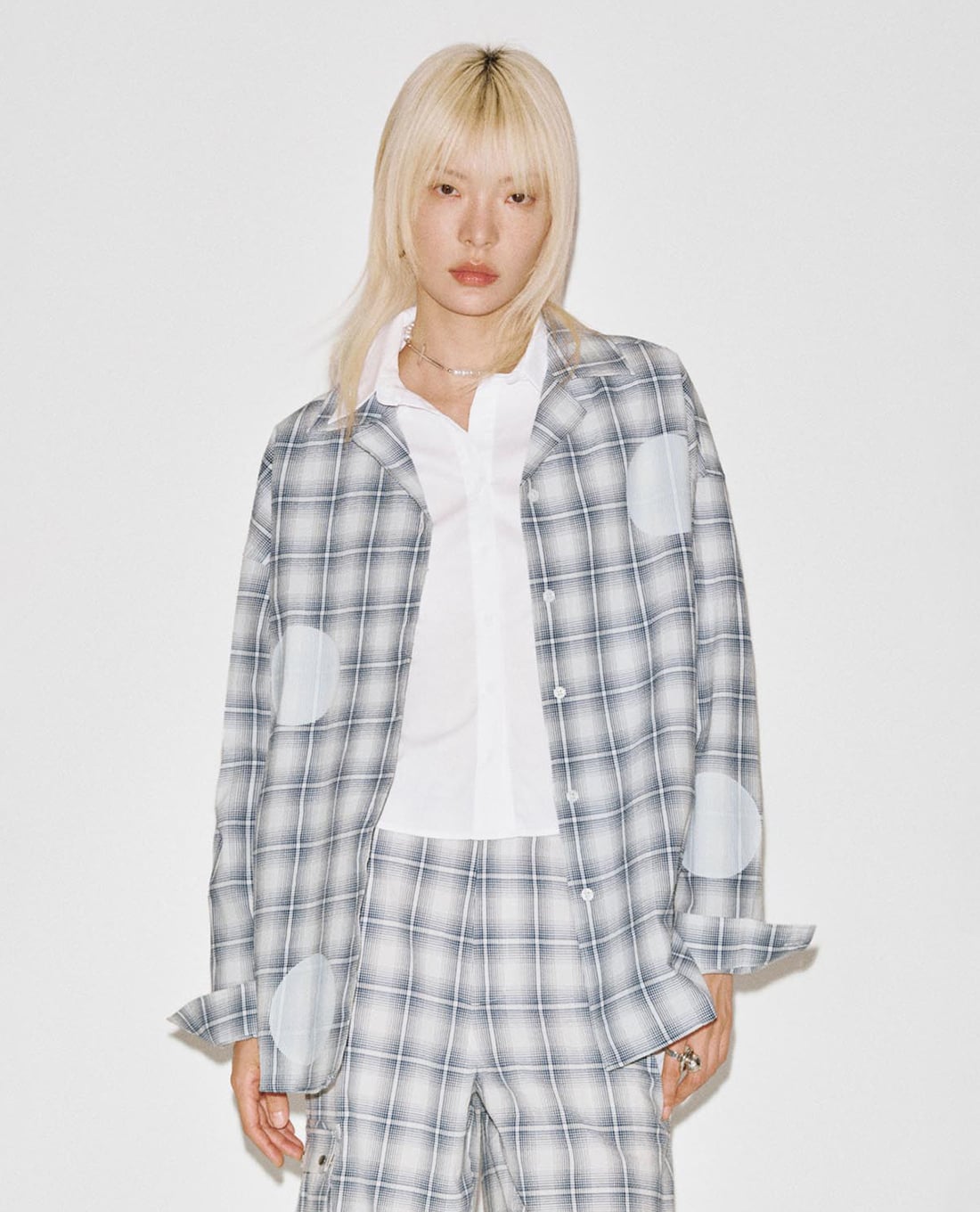 URBAN REVIVO - Áo sơ mi nữ cổ bẻ tay dài kẻ caro