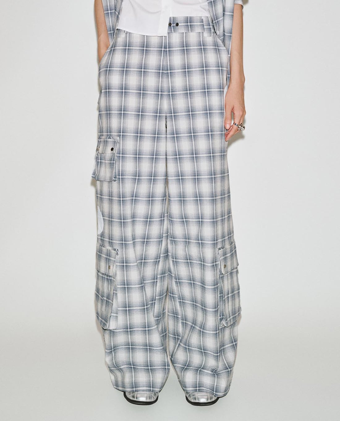 URBAN REVIVO - Quần nữ ống rộng phối túi hộp kẻ caro