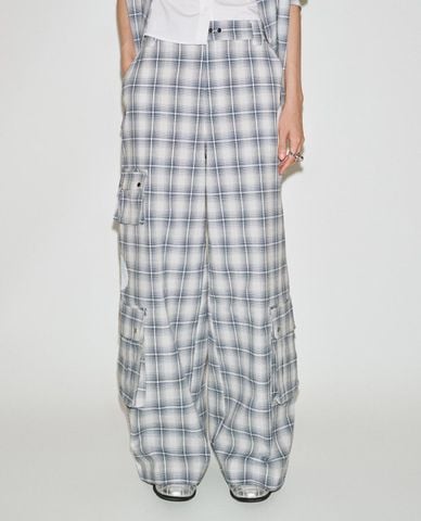  URBAN REVIVO - Quần nữ ống rộng phối túi hộp kẻ caro 