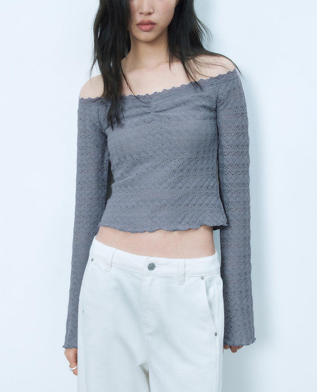 URBAN REVIVO - Áo trễ vai nữ tay dài phối ren phom croptop