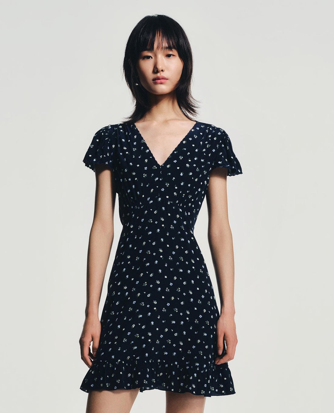 URBAN REVIVO - Đầm mini cổ V họa tiết hoa nhí