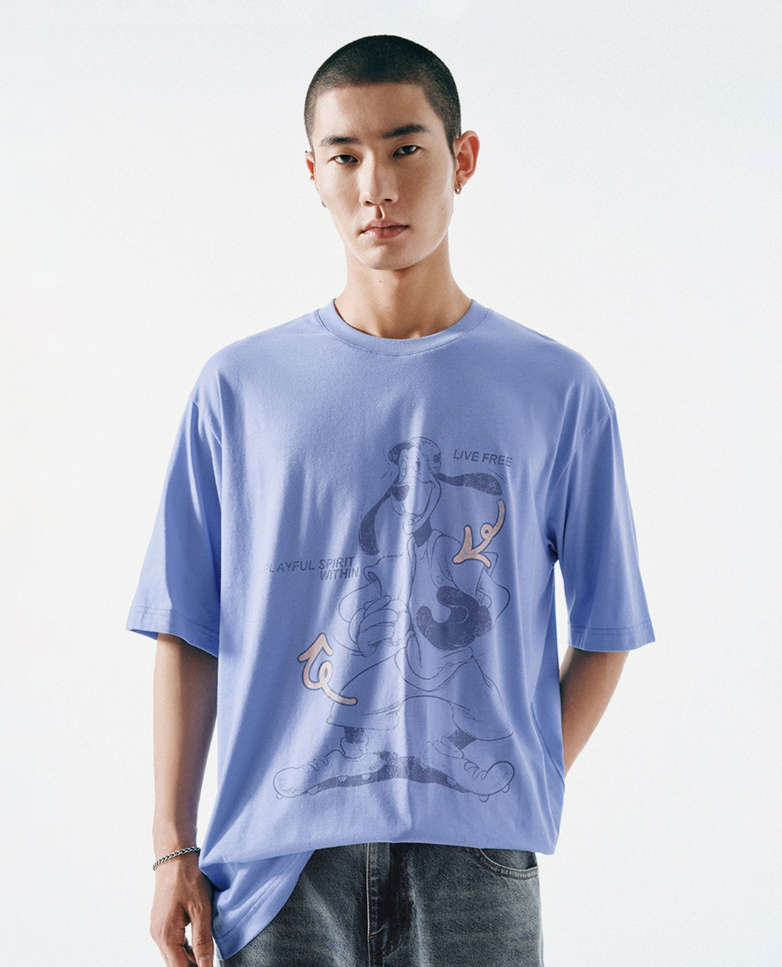 URBAN REVIVO - Áo thun nam cổ tròn tay ngắn in họa tiết