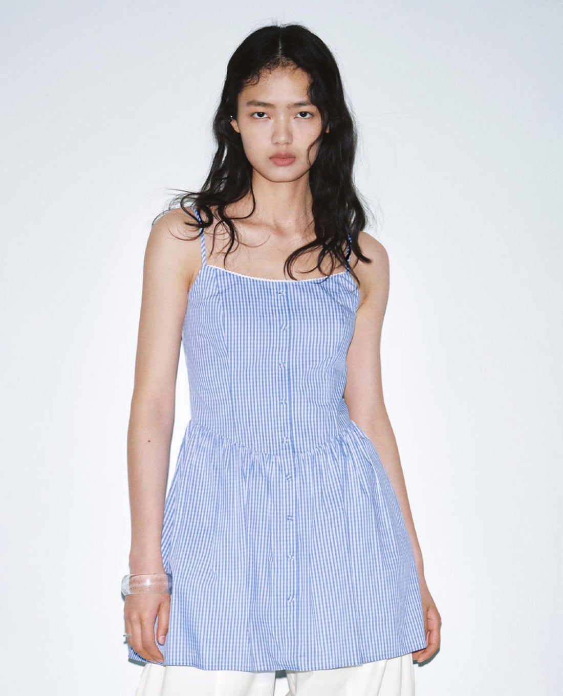URBAN REVIVO - Đầm hai dây mini kẻ sọc phối nút