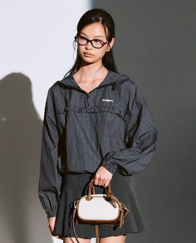  URBAN REVIVO - Áo hoodie nữ tay dài thêu chữ kẻ caro 