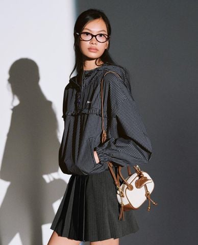  URBAN REVIVO - Áo hoodie nữ tay dài thêu chữ kẻ caro 