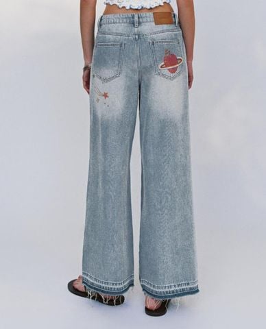  URBAN REVIVO - Quần jeans nữ ống rộng phối họa tiết 