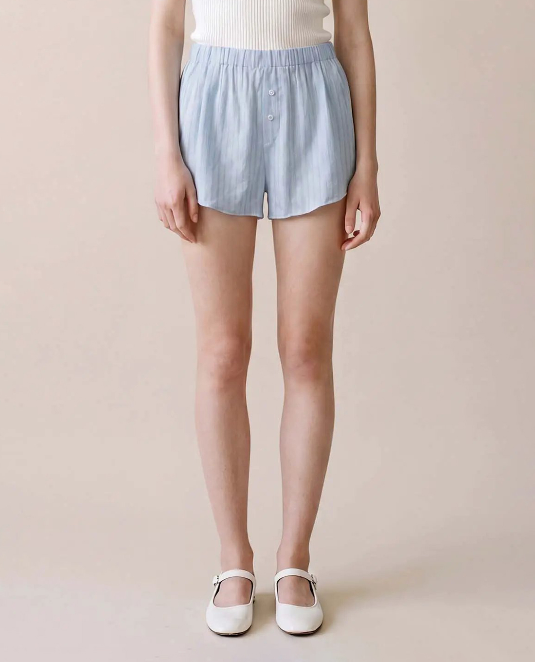 URBAN REVIVO - Quần short ngắn nữ lưng thun kẻ sọc