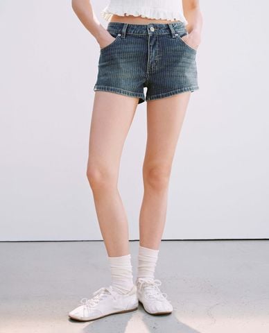  URBAN REVIVO - Quần short jeans nữ wash bạc cổ điển 