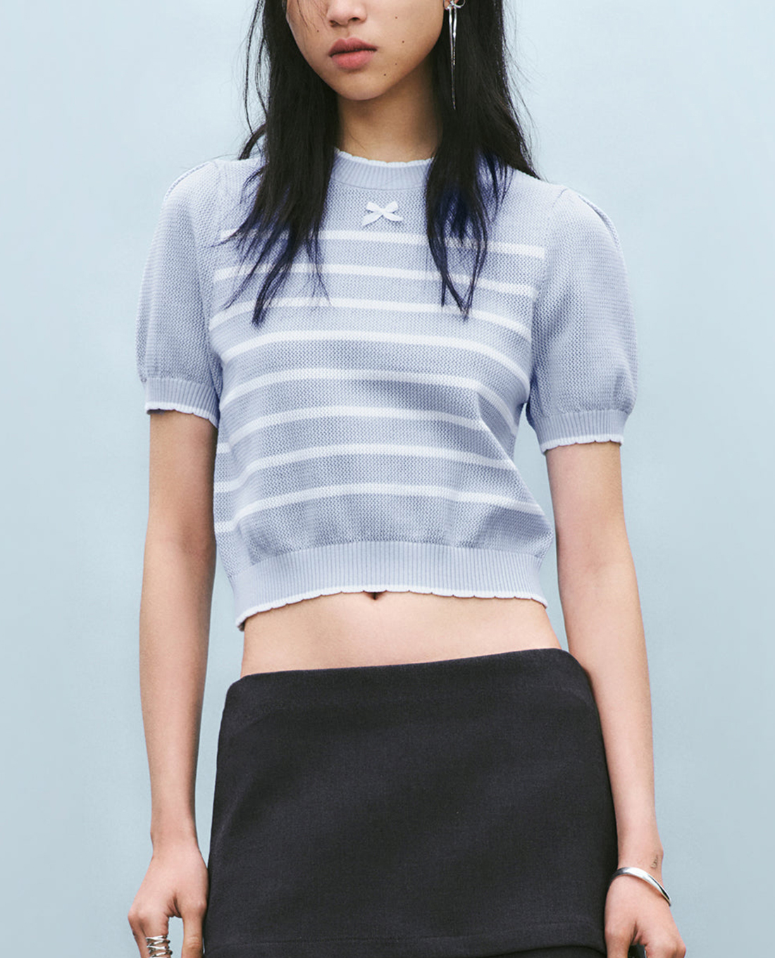 URBAN REVIVO - Áo dệt kim nữ cổ tròn sọc ngang phối nơ