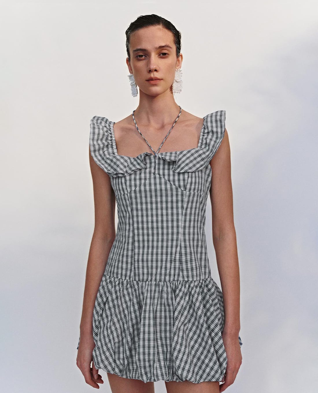 URBAN REVIVO - Đầm hai dây mini cổ vuông kẻ caro