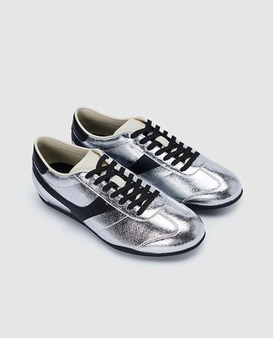  URBAN REVIVO - Giày sneakers nữ cổ thấp ánh bạc 
