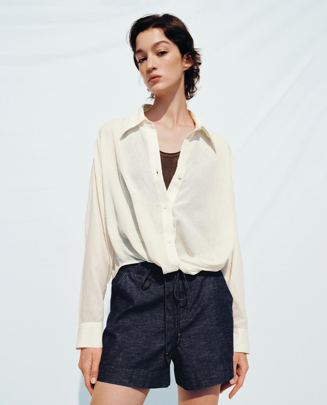 URBAN REVIVO - Áo sơ mi nữ tay dài phom rộng gập tà