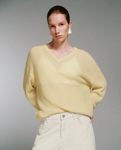  URBAN REVIVO - Áo dệt kim nữ cổ V tay dài phom rộng 