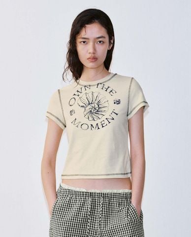  URBAN REVIVO - Áo croptop nữ cổ tròn tay ngắn in họa tiết 
