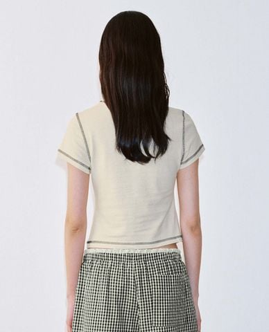  URBAN REVIVO - Áo croptop nữ cổ tròn tay ngắn in họa tiết 
