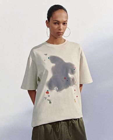  URBAN REVIVO - Áo thun nữ cổ tròn tay ngắn in họa tiết 