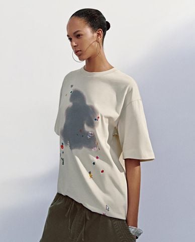  URBAN REVIVO - Áo thun nữ cổ tròn tay ngắn in họa tiết 