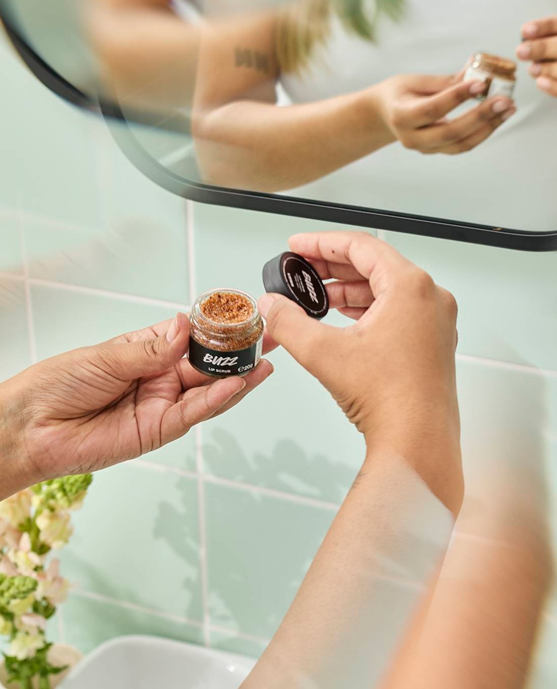 LUSH - Tẩy tế bào chết môi Buzz