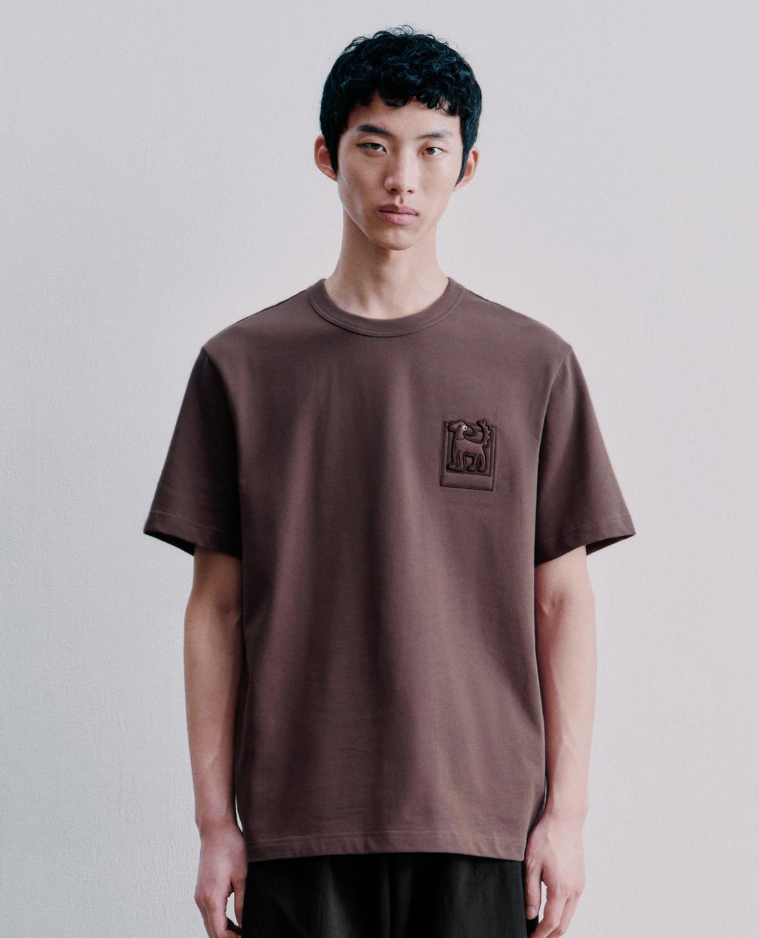 URBAN REVIVO - Áo thun nam cổ tròn tay ngắn thêu hình