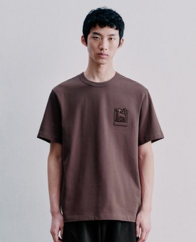  URBAN REVIVO - Áo thun nam cổ tròn tay ngắn thêu hình 