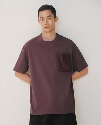  URBAN REVIVO - Áo thun nam cổ tròn tay ngắn phối túi 
